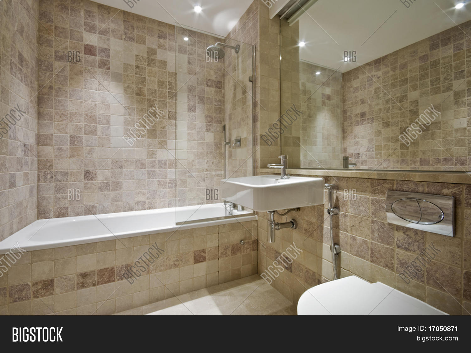 Cuarto de baño moderno con natural del suelo al techo de azulejos ...