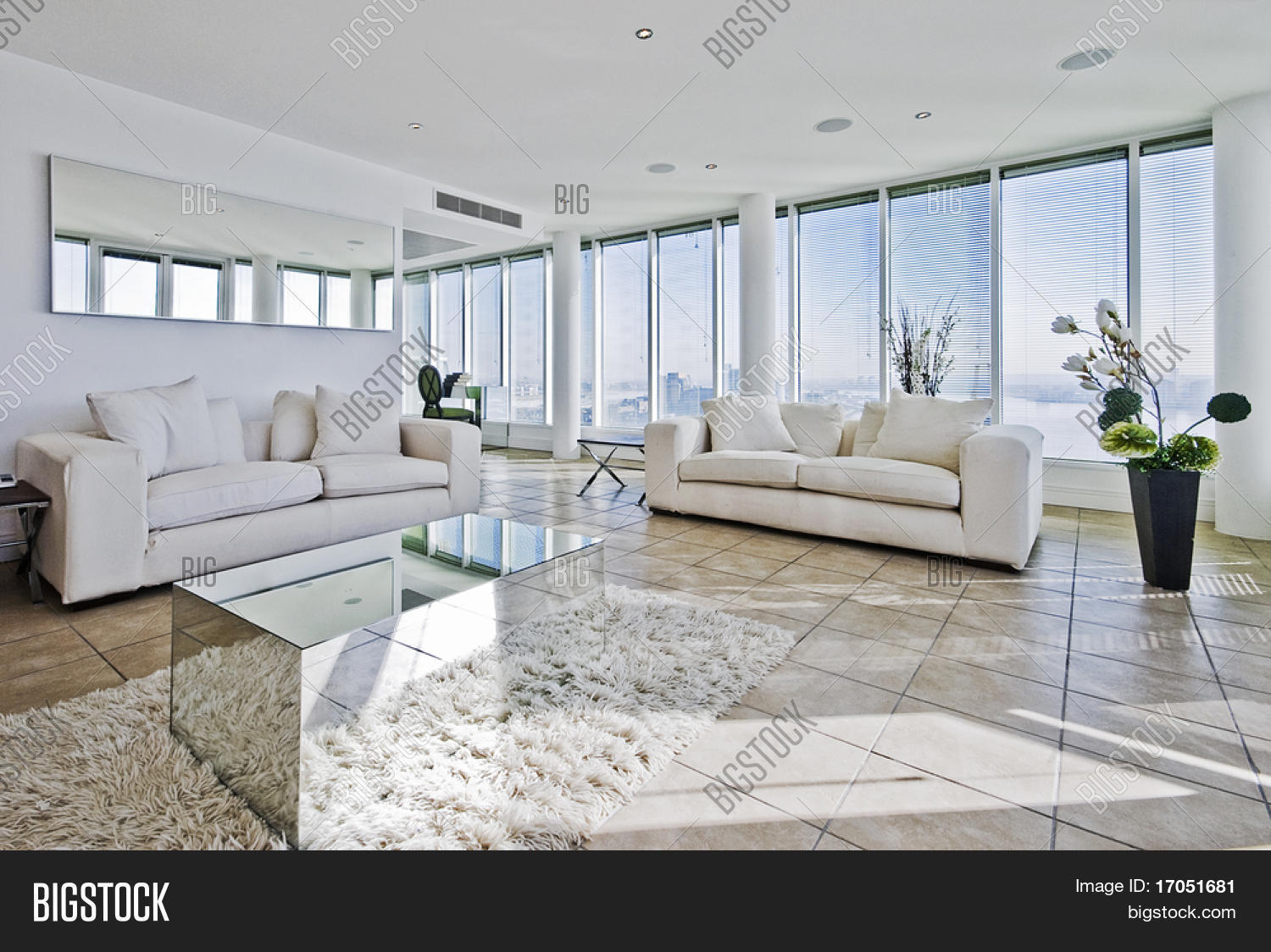 Ruim penthouse woonkamer met van vloer tot plafond ramen en modern ...