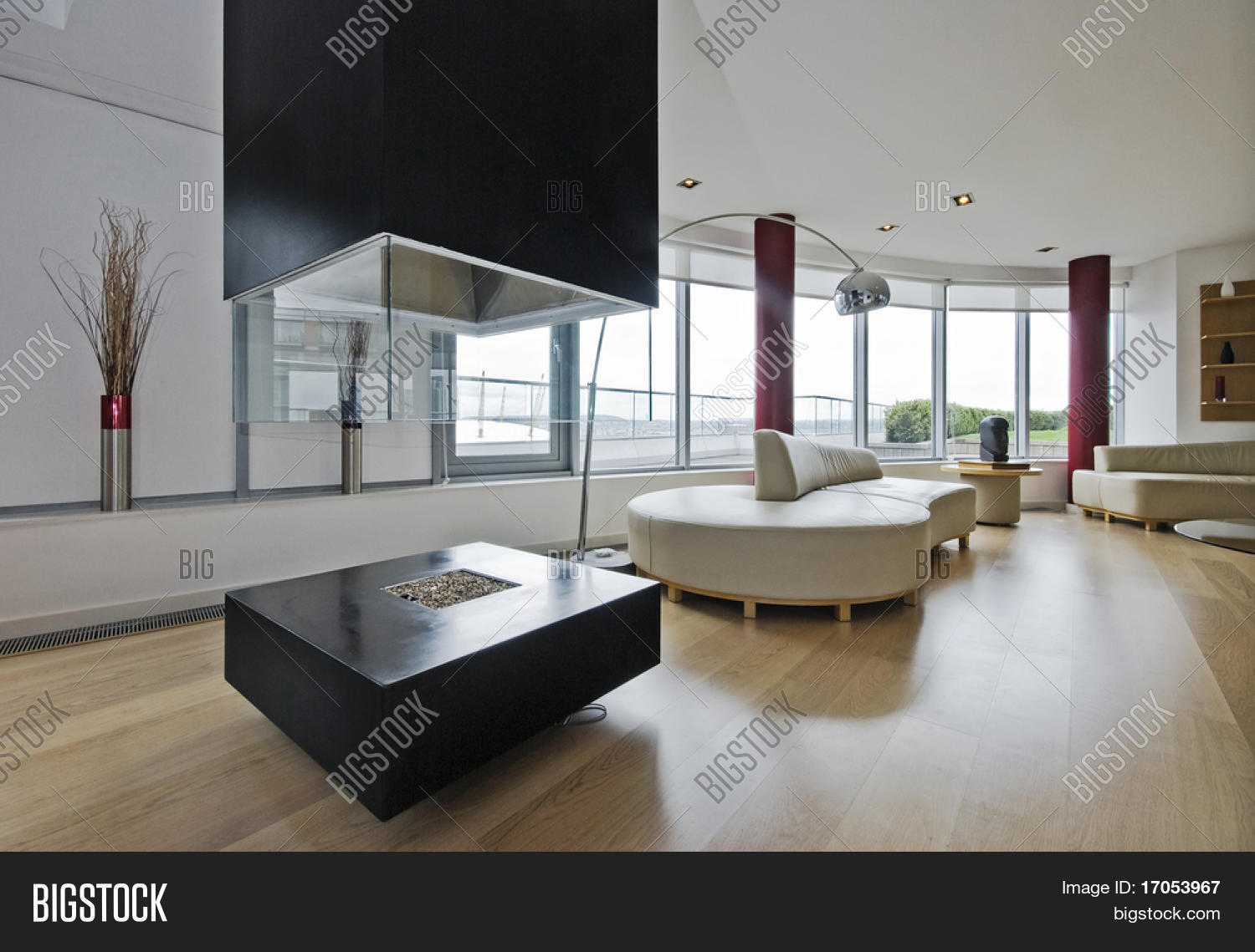 Luxe penthouse woonkamer met moderne open haard stock foto & stock ...