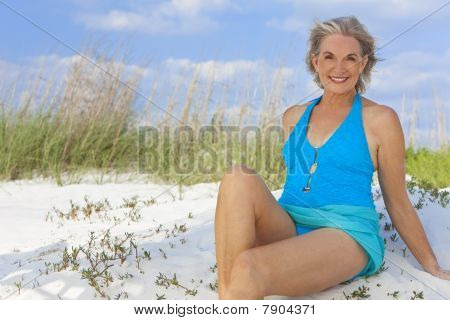 Image et photo de Jolie Femme Senior élégante Bigstock
