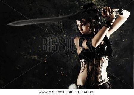 Lutador feminino bonito com uma espada em suas mãos.