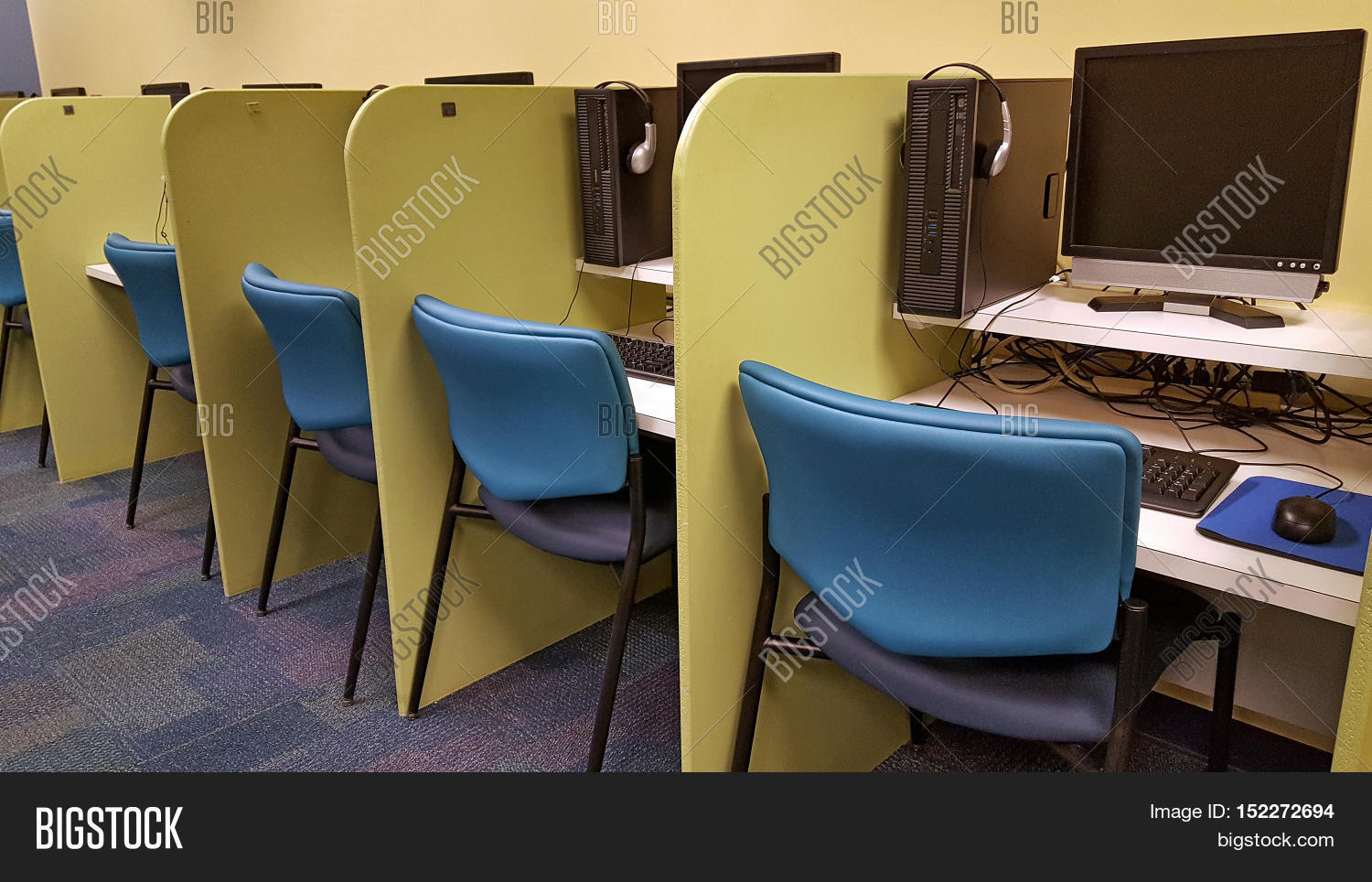 row of computers and cubicles in school classroom Stock Photo & Stock