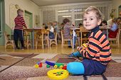 picture of kindergarten  - child play in kindergarten and many children behind - JPG 