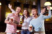 foto of people  - Young people are expressing in the pub - JPG 