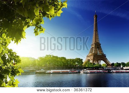Picture or Photo of Seine in Paris with Eiffel tower in sunrise time