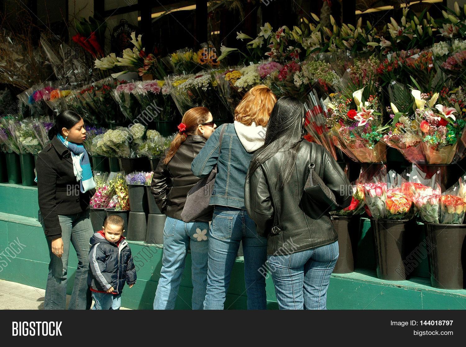 Upper West Side Ny Flower S Nearsay Image Of Central Park 39 S Imagine Memorial At The Strawberry Fields