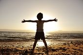 pic of children  - Silhouette of child on the beach - JPG 