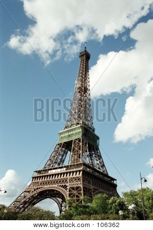 Picture or Photo of Eiffel Tower in Paris
(some noise in sky @ 100%/BSP)