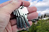 foto of agent  - real estate agent hands over the keys - JPG 