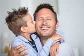 pic of bond  - Little bond boy giving a kiss to his dad - JPG 