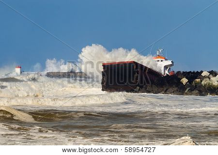 "wrecked cargo" stok gorseller ve telifsiz gorseller fotolia.