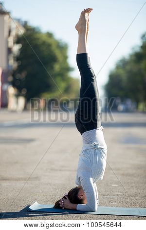 Street Yoga: Salamba Sirsasana Pose