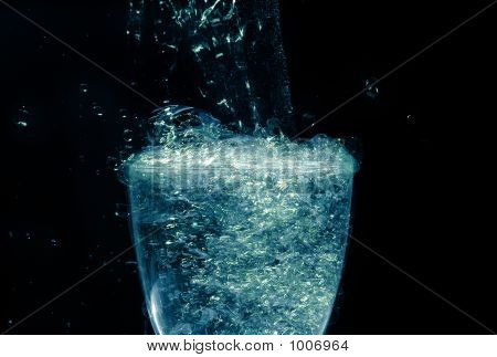 Vetro con liquido brillante