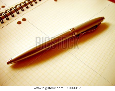 Unternehmen-Stift auf ein Notizbuch