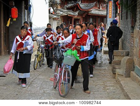big group of women clothed in the same clothes