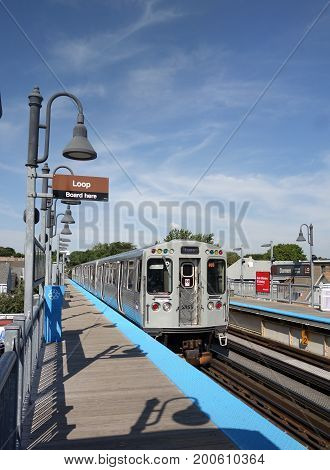 CHICAGOIL/USA - 8-09-2017: The El Chicago's elevated train system headed to the downtown Loop