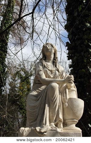 Estatua de la mujer en la tumba