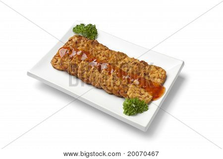 Plátky smažený tempeh s chilli omáčkou