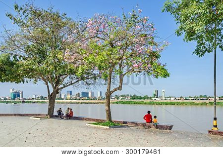 Phnom Penh, Cambodia - April 9, 2018: Preah Sisowath Quay, A Riverside Public Promenade On The Bank 