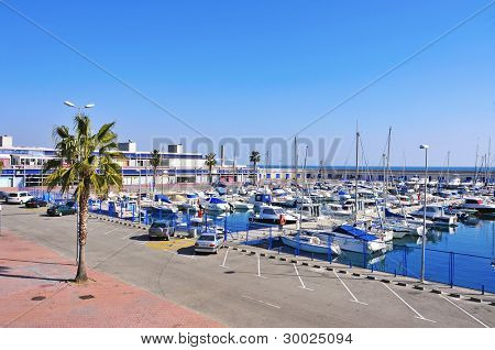 TARRAGONA, Spanien - 10 februar: Port Esportiu de Tarragona februar 10, 2012 i Tarragona i Spanien.