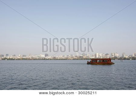 HANGZHOU, Çin - 26 Kasım: Ziyaretçi bir feribot cruise West gölde Hangzhou sk ile ilgilenen alın