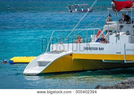 Montego Bay, Jamaica - March 20 2018: Caucasian Female And Male Tourists Enjoying Drinks On Sunny Da
