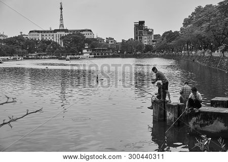Hanoi, Vietnam - Mai 01, 2019: Fisherman Fishing At Truc Bach Lake. The Capital Of Vietnam