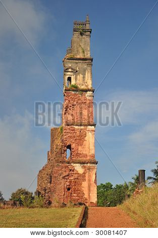 Il campanile della Chiesa di St. Augustine, Goa, India
