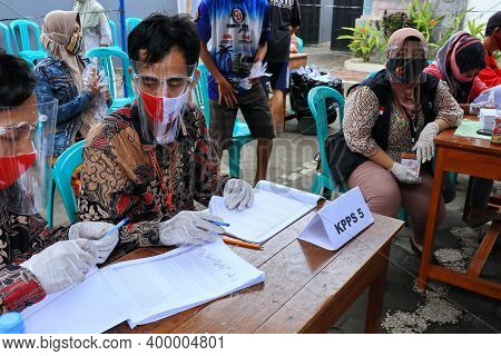 Election Activities For The Mayor Or Regional Head At One Of The Polling Stations, Pekalongan, Decem