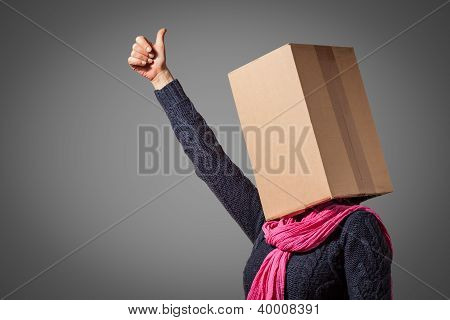 골 판지 상자 머리 소녀