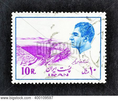 Iran - Circa 1976 : Cancelled Postage Stamp Printed By Iran, That Shows Kabir Dam And Portrait Of Sh