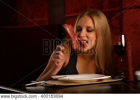 Beautiful Blonde With Oddities Eats Raw Piece Of Steak On Camera In Restaurant. Mukbang. Eatcast. Ea