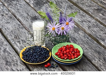Stillleben mit Beeren und Milch.