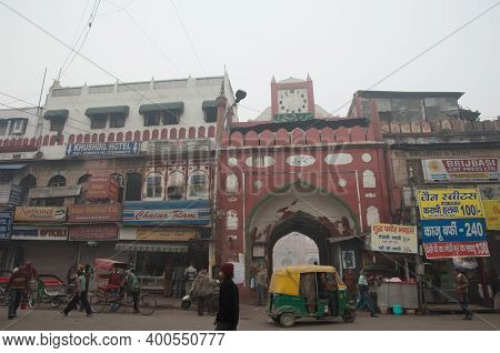 Old Delhi, Delhi, India-january 20, 2010: Entrance To Fatehpuri Masjid In Chandni Chowk.