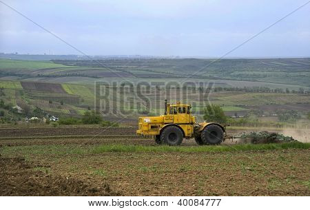 Traktor behandler felt