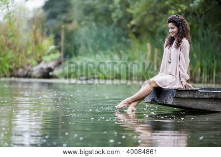 Niña en el lago
