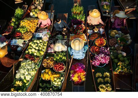 Ratchaburi, Thailand-november 15 , 2020 : 
Damnoen Saduak Floating Market Unidentified Local People 