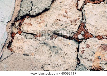 กำแพงหินแตก