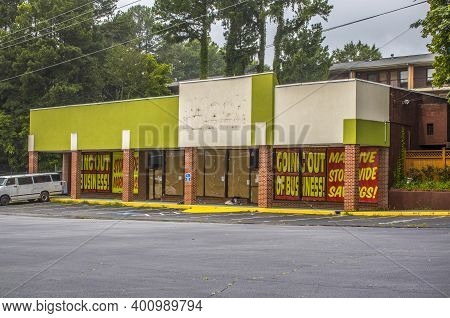 Dekalb County, Ga / Usa - 07 07 20: View Of An Urban Business That Went Out Of Business