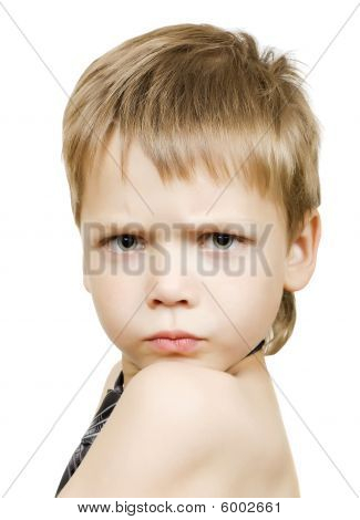 Rozkošný chlapec s naštvaný výraz