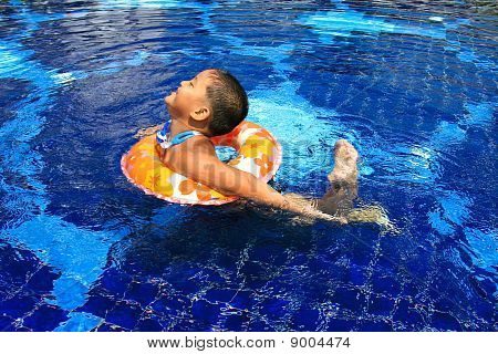 felice ragazzo in piscina