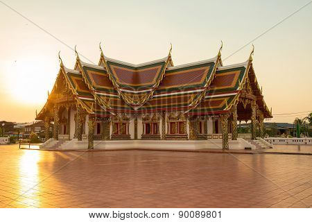 Sunset Buddhist Temple,wat Phra That Choeng Chum