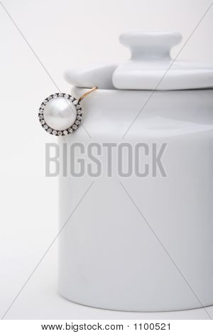 Anillo de perla en una jarra