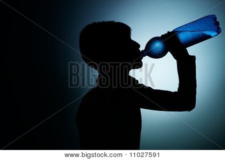 Kvinden drikkevand