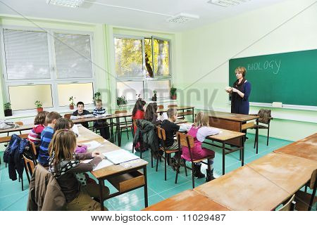 학교에서 생물학을 배우고
