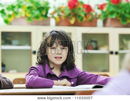 快乐的孩子在感染有乐趣和学习 Leassos