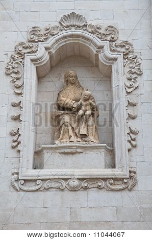Madonna heykeli.