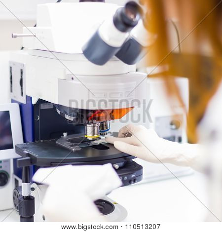 Helth care professional microscoping.
