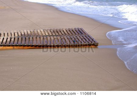 Caminho de madeira na praia