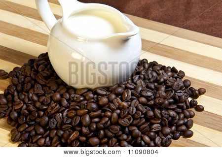 Kande af mælk og kaffe bønner